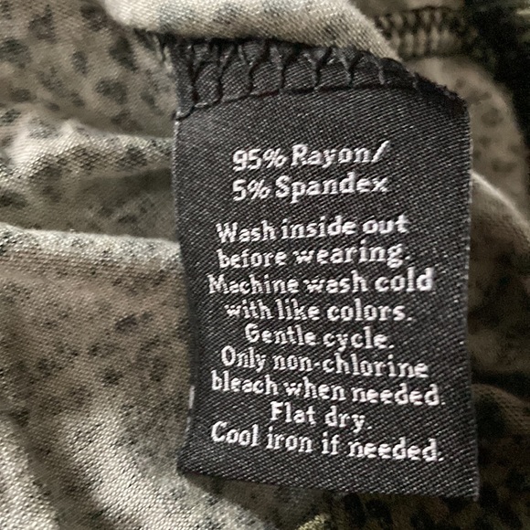 Size Medium M Rock & Republic shirt army green and black print - Picture 5 of 5